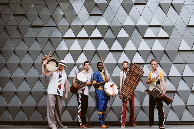 Zespół Foliba to grupa odnajdująca korzenie w transowym brzmieniu Afrykańskiej muzyki perkusyjnej.