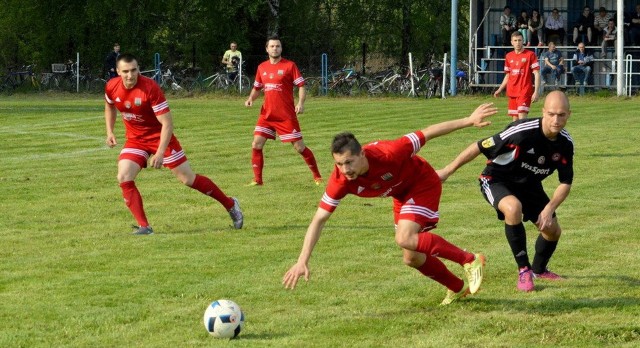 Sokół Nisko (czerwone stroje) zakończył swoją przygodę z Pucharem Polski.