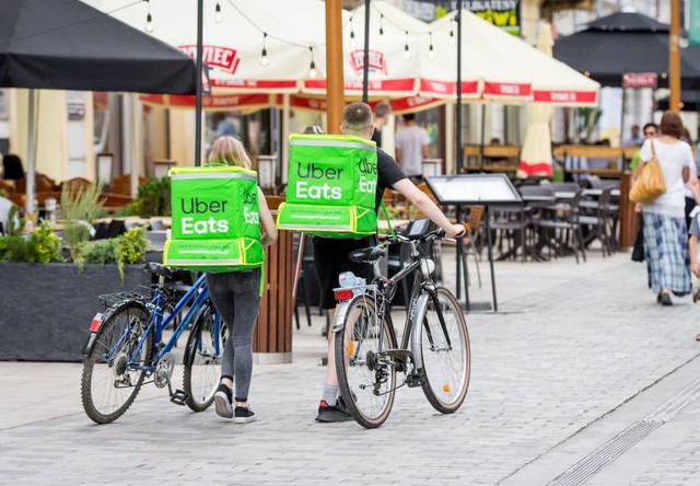 Aplikacja Uber Eats będzie dostępna od przyszłego tygodnia w Radomiu. Firma szuka chętnych do pracy dostawców.