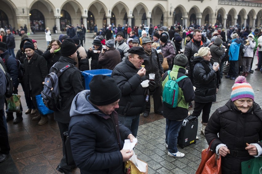 Na krakowskim Rynku wigilia dla bezdomnych i potrzebujących [ZDJĘCIA, WIDEO]