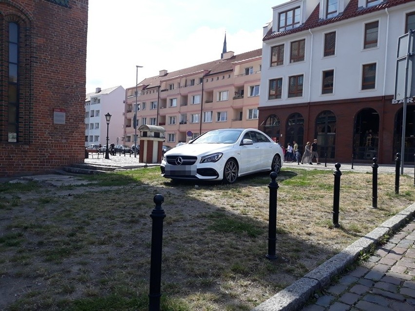 Z cyklu parkowanie na Podzamczu: najlepszy parking dla mercedesa to trawnik [ZDJĘCIA]