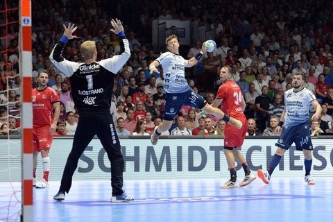 Michał Jurecki (pierwszy z prawej) podczas meczu MT Melsungen - SG Flensburg-Handewitt.