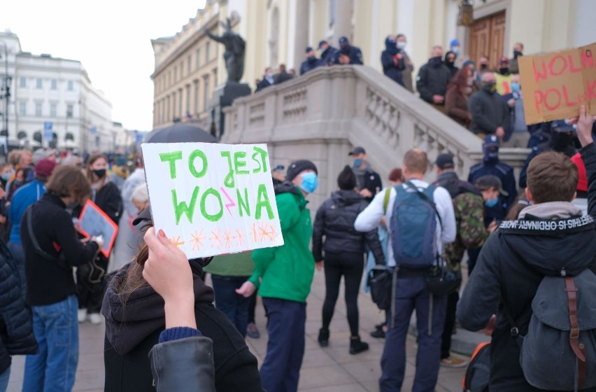 Pod kościołem św. Krzyża w Warszawie już doszło do starć...