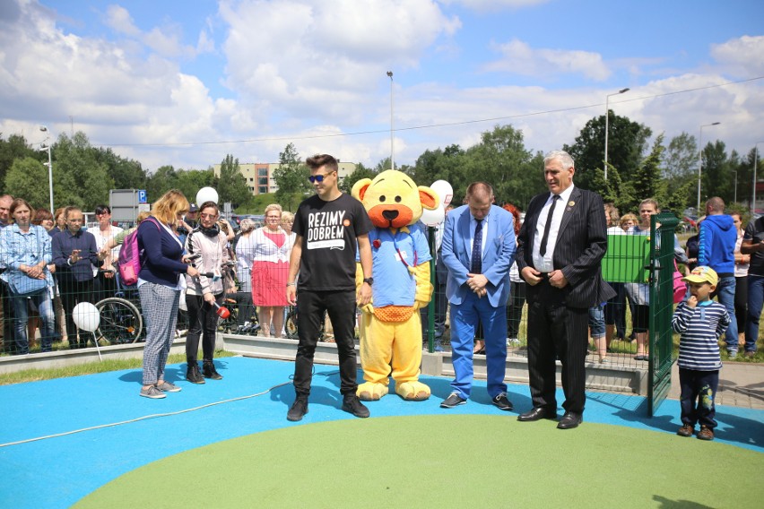 Katowice: Youtuber ReZigiusz uszczęśliwił dzieci. Otworzył plac zabaw przy GCZD