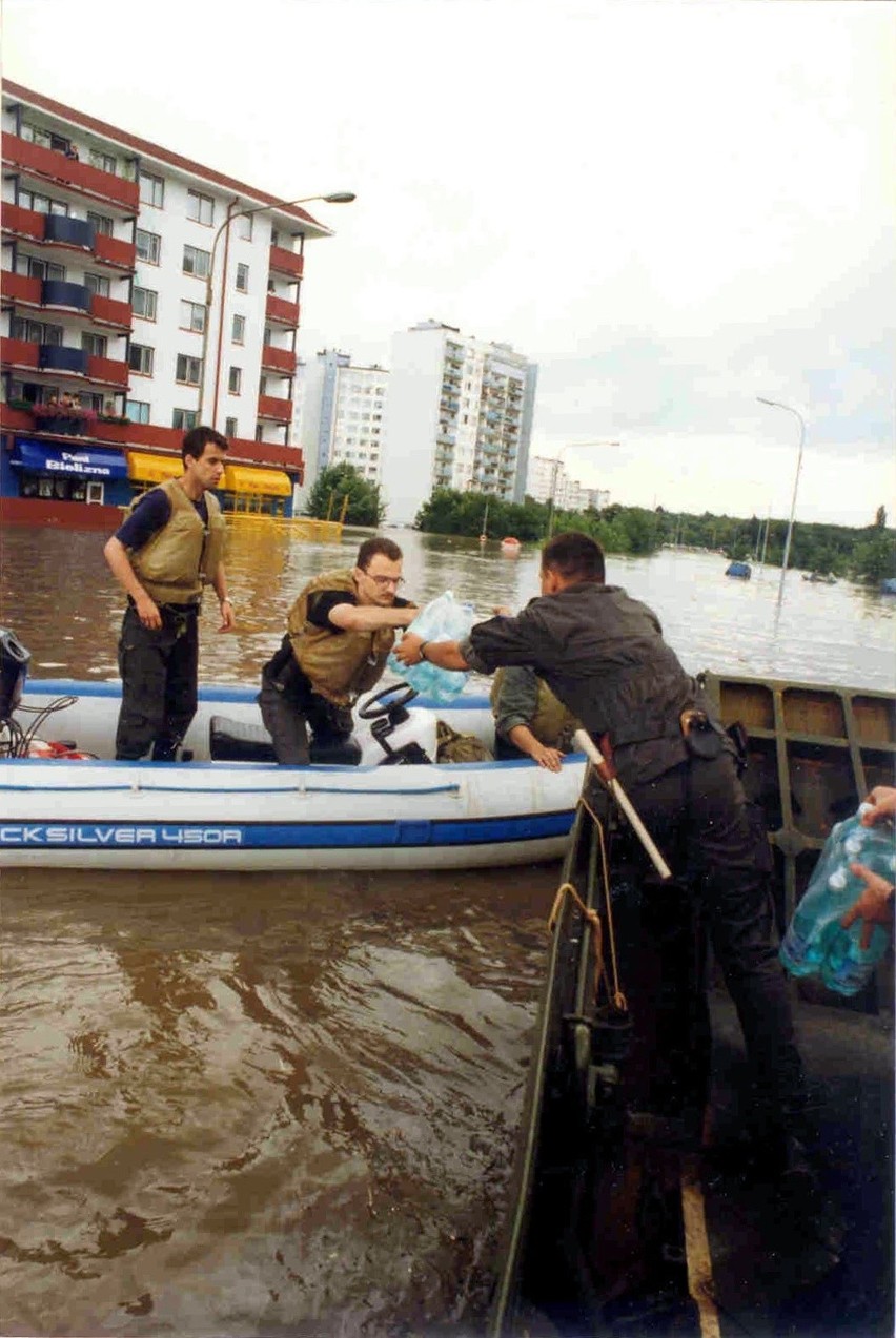 Wrocław 17-07-1997. Zalany Kozanów. Żywność i inne środki...