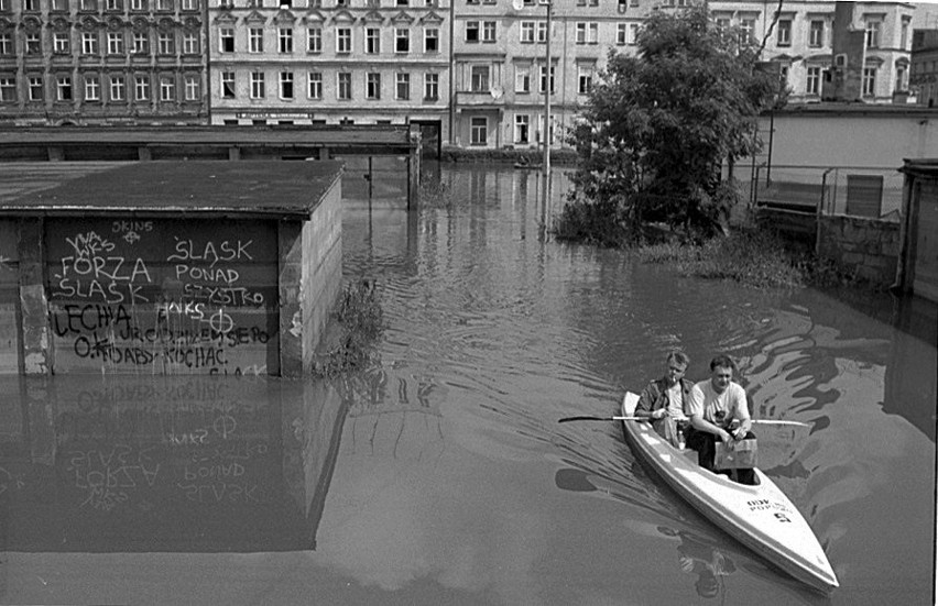 Wrocław 14-07-1997. Powódź. Zalana ulica Kleczkowska