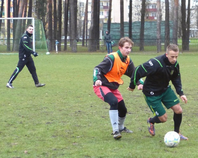 Piłkarze Stali Stalowa Wola (z piłką Sylwester Sikorski) rozegrali mecz z drużyną złożoną z uczniów Zespołu Szkół Ponadgimnazjalnych numer 2 w Stalowej Woli.