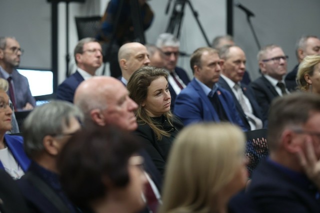 Regionalny okrągły stół antysmogowy z udziałem 200 osób. W konferencji udział wzięli m. in. samorządowcy, radni, ekolodzy i autorytety z dziedziny zdrowia.