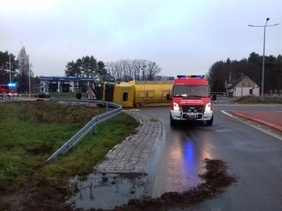 Nowy Tomyśl: Sylwester rozpoczął się wypadkami na drogach. Cysterna przewróciła się na rondzie