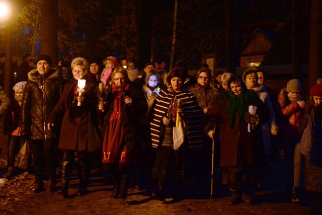 Na czele procesji, która przemierzała skansen, szli członkowie zespołów obrzędowych.