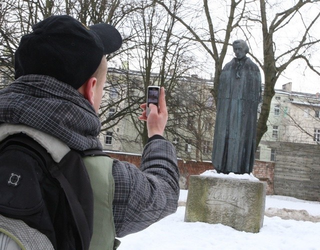 Oliwier ze Słupska wczoraj robił zdjęcia słupskiemu pomikowi Chopina. 