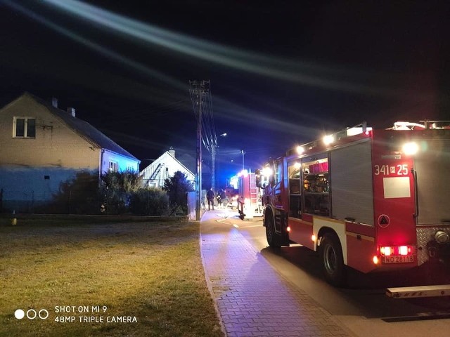 Pożar drewnianego domu w Troszynie wybuchł około godz. 4.00 nad ranem. W budynku prawdopodobnie doszło do zwarcia instalacji elektrycznej.
