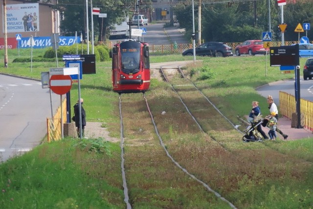 W pierwszym etapie inwestycji w Dąbrowie Górniczej firma ZUE wymieni ponad 5 km torów tramwajowych w dzielnicach Gołonóg i Reden. Zobacz kolejne zdjęcia/plansze. Przesuwaj zdjęcia w prawo - naciśnij strzałkę lub przycisk NASTĘPNE