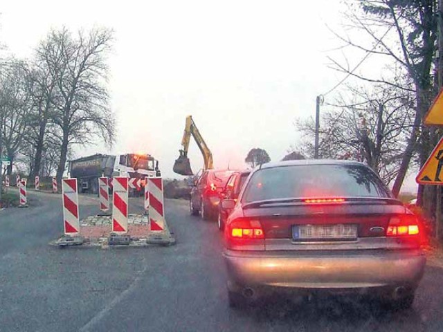 Obecnie na niektórych odcinkach przebudowywanej drogi kierowcy muszą uzbroić się w cierpliwość i czekaćw długich kolejkach na możliwość przejazdu w ruchu wahadłowym.