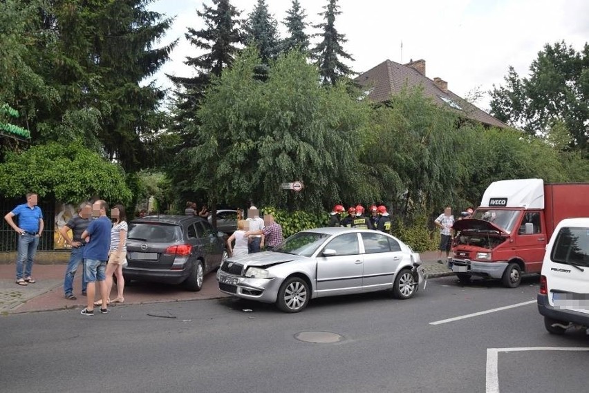 W Stargardzie zderzyły się trzy auta. Dwa osobowe i dostawczak [ZDJĘCIA, WIDEO]