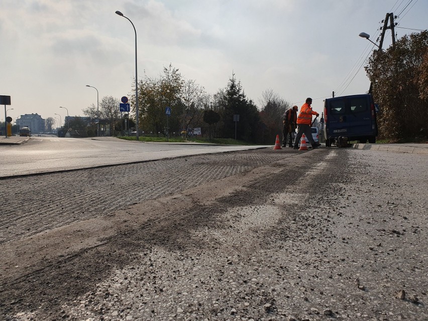 Dożynkowa zmienia asfalt. Na razie zdejmują nawierzchnię jezdni, żeby położyć nową