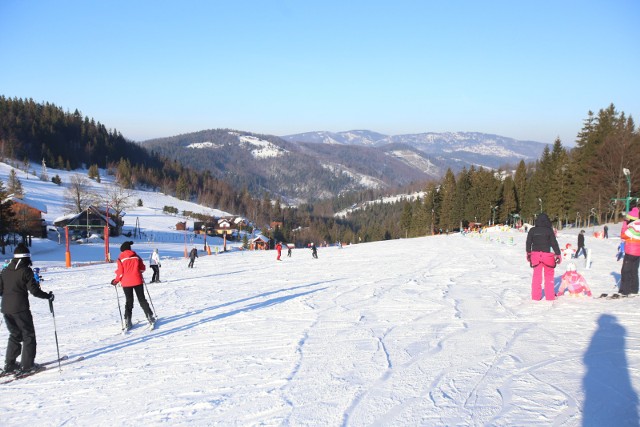 Jednym z chętnie wybieranych kierunków narciarskich jest położony w Beskidzie Śląskim Szczyrk. Narciarze mają tu do dyspozycji kilka ośrodków narciarskich, z których najpopularniejsze to:1. Szczyrk Mountain Resort - z osiemnastoma trasami o łącznej długości 25 km: 12 niebieskich, 5 czerwonymi i 1 czarną. 2. Beskid Sport Arena - z czterema trasami zjazdowymi o łącznej długości ponad 3 km: 2 niebieskimi, 1 czerwoną i 2 czarną. 3. Ośrodek Narciarski COS OPO - z ośmioma trasami narciarskimi o łącznej długości 15,5 km: 2 niebieskimi, 2 czerwonymi, 1 czerwono-czarną i 3 czarnymi. We wszystkich trzech ośrodkach obowiązuje jeden karnet Go Pass, jego cena to 100 zł za jednodniowy karnet ulgowy i 124 zł za karnet normalny.