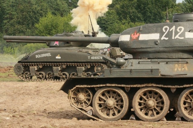 Przed rokiem w Skwierzynie czołgi T-34 i Shermany "walczyły&#8221; z niemiecką Panterą
