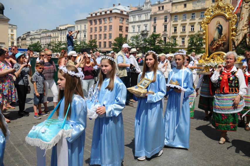 Boże Ciało 2018 w Krakowie. Uroczysta procesja przyciągnęła tłumy krakowian [ZDJĘCIA]