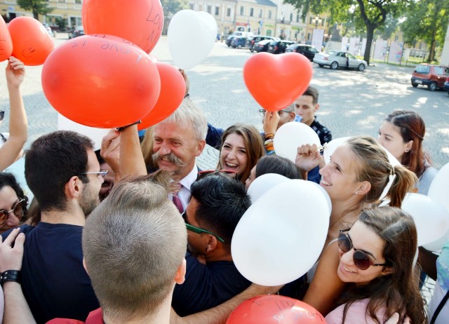 Do wspólnego przytulania i pamiątkowej fotografii został także zaproszony burmistrz Krzysztof Kaliński