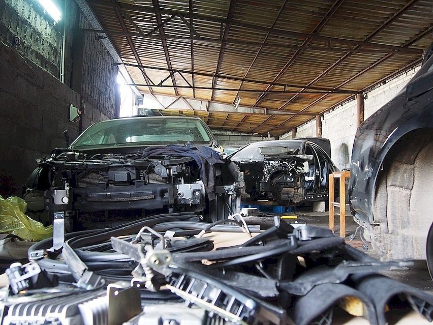Policjanci znaleźli luksusowe samochody i części zamienne w złodziejskiej „dziupli” pod Warszawą. Zobacz wideo i zdjęcia