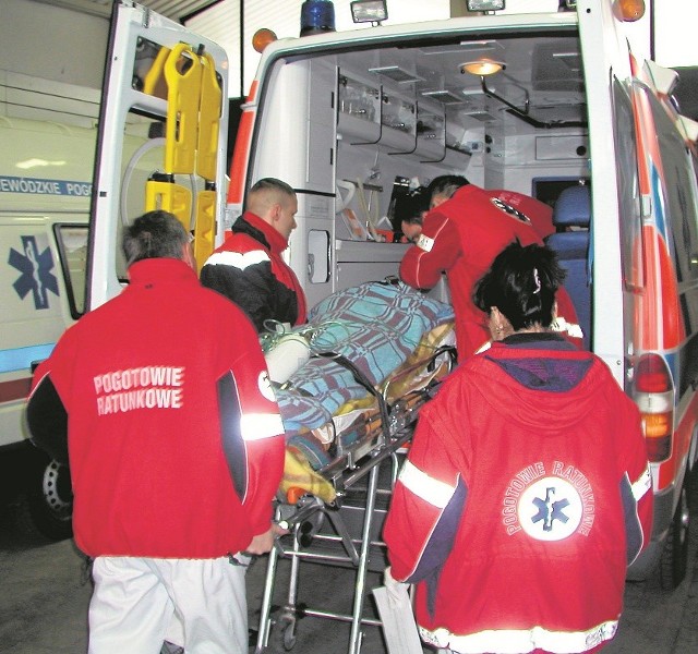 Obie karetki były w terenie. Strażacy sprawnie zastąpili ambulans, dowożąc pacjenta do izby przyjęć w ciągu 15 minut