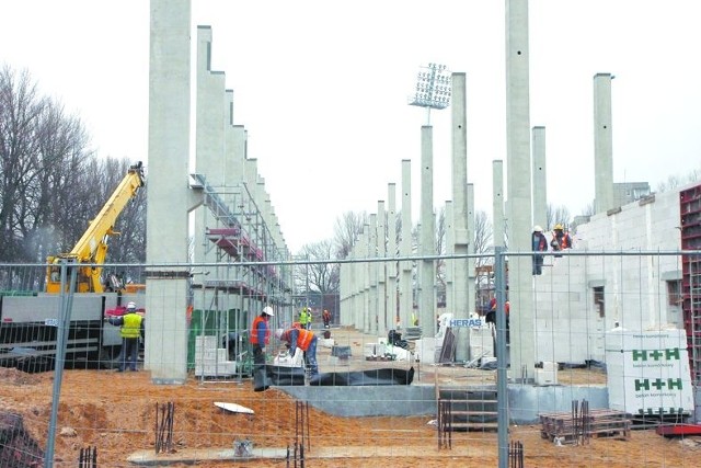Gigantyczne słupy na budowie stadionu przy ul. Śliwińskiego w Kołobrzegu, to słupy oświetleniowe i konstrukcja trybun. 
