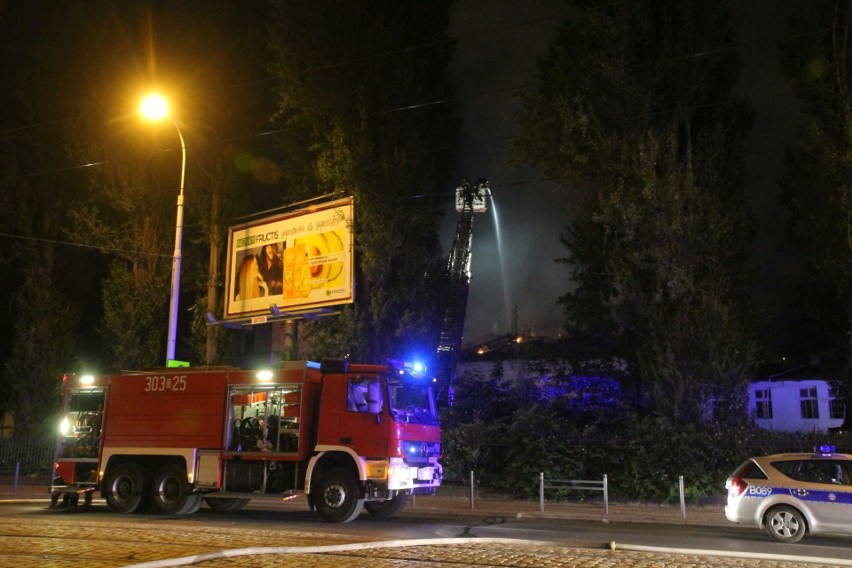 Pożar najstarszego dworca kolejowego w Polsce. W akcji 10 zastępów straży pożarnej [ZDJĘCIA]