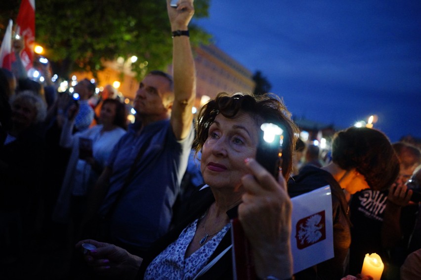 Łańcuch Światła: Tłumy manifestują na placu Wolności