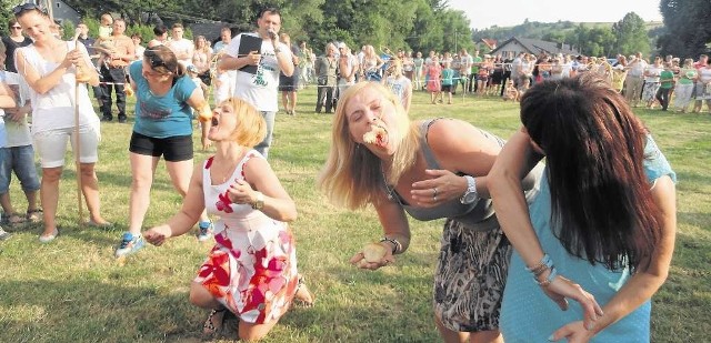 Panie z Racławic rywalizują w pierwszej z siedmiu konkurencji podczas dorocznego "Święta Baby"