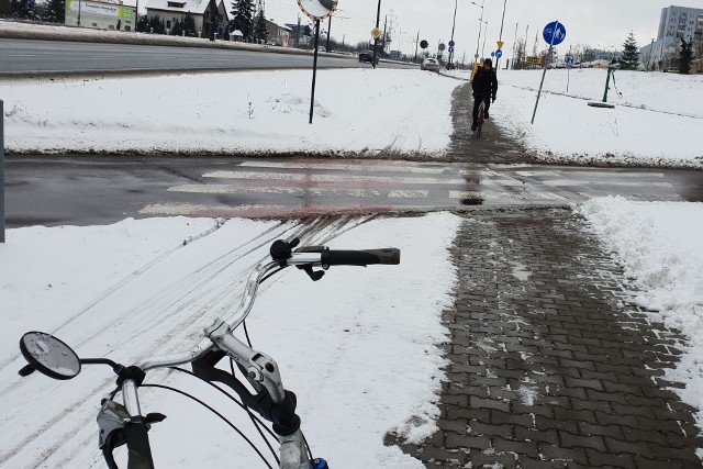 Władze Łodzi zapowiedziały przed nadejściem zimy, że na ich zlecenie firmy odśnieżające miasto będą zajmowały się także drogami rowerowymi. W środę (13 stycznia) sprawdziliśmy, jak wygląda wypełnianie tej obietnicy. >>> Więcej informacji przy kolejnej ilustracji >>>Na zdjęciu przejazd rowerowy Rokicińska/Wałowa
