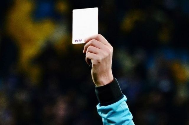 Sędzia w Portugalii pokazał białą karkę, co zachwyciło trybuny. Biała kartka, wbrew żółtej i czerwonej, jest nagrodą za fair play [WIDEO]