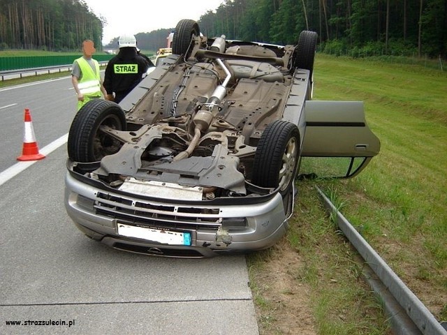 Opel przewrócił się na dach na autostradzie A2. Auto leżało na pasie awaryjnym.