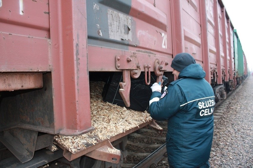 Terespol: Wagon z kontrabandą w rękach celników