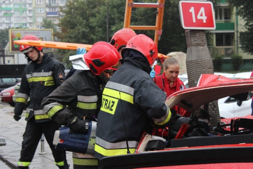 Wypadek na Paderewskiego. Mężczyzna uwięziony w samochodzie [ZDJĘCIA+FILM]