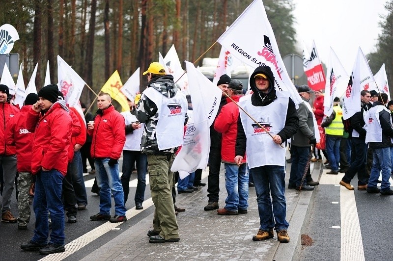 Strajk na Śląsku: Górnicy zablokowali drogi DK1 w...