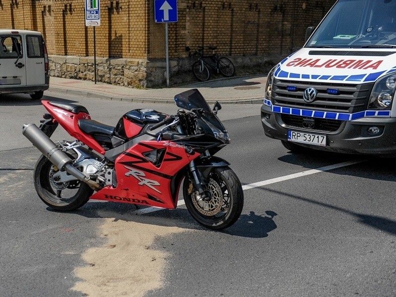 Motocyklista ranny w wypadku. Zderzył się z osobówką [ZDJĘCIA]