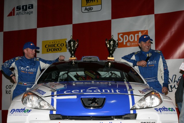 Michał Sołowow (z prawej) i Maciej Baran na mecie 50. Rallye International Du Valais.