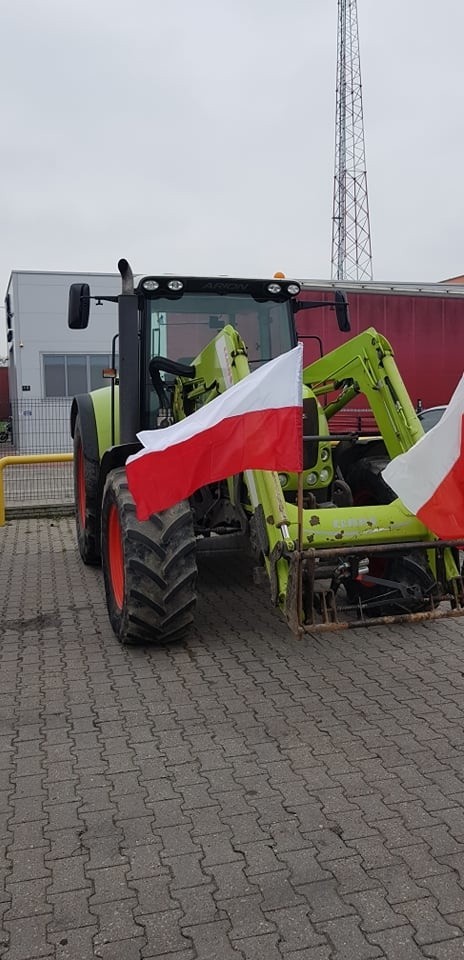 Rolnicy spotkali się na stacji paliw w Żyglądzie i stamtąd korowód traktorów ruszył w kierunku Świecia. Będą jechać tam i z powrotem - 20 km/h