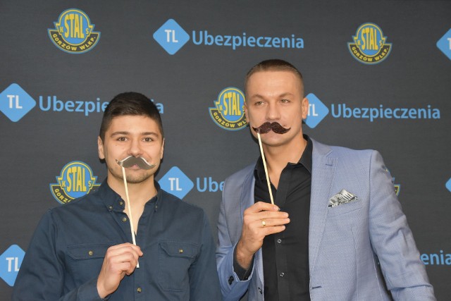 Tomasz Gintowt (z lewej) i Oskar Serpina deklarują sumiastymi wąsami wsparcie dla akcji Movember.