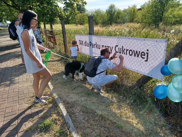 Mieszkańcy z okolic ulicy Cukrowej zwiedzili teren potencjalnego parku