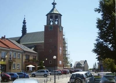 Na proszowickim rynku panował dawniej gwar i zgiełk. Obecnie rynek pełni funkcję parkingu. Nikt po nim nie spaceruje. Fot. Klaudia Kaczor-Skrężyna