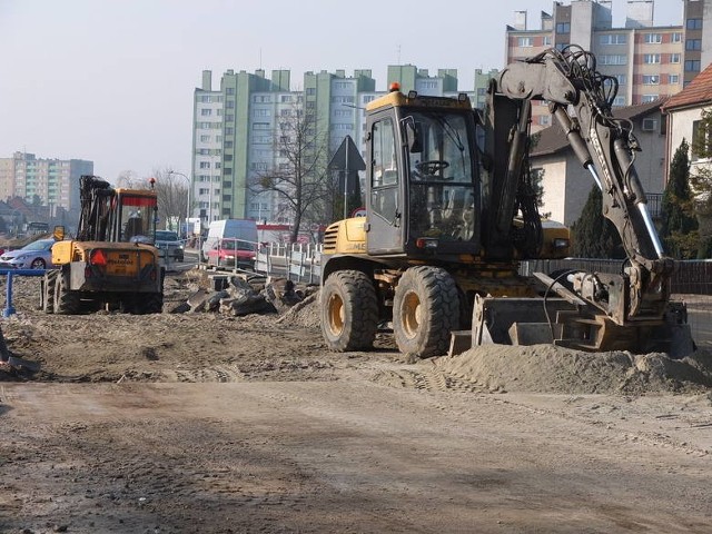 Pierwotnie Skanska deklarowała, że przebudowę ulicy zakończy w listopadzie. Niedawno przedstawiciele firmy poinformowali Miejski Zarząd Dróg, że inwestycja potrwa do końca maja.