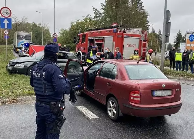 Śmiertelny wypadek w Jaworznie. Na DK79 zderzyły się audi i skoda.Zobacz kolejne zdjęcia. Przesuwaj zdjęcia w prawo - naciśnij strzałkę lub przycisk NASTĘPNE