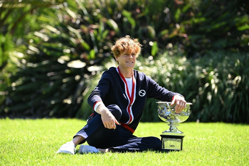 22-letni triumfator Australian Open Jannik Sinner z trofeum