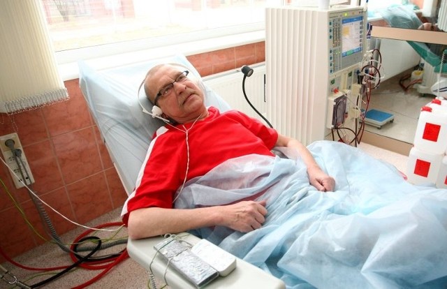 - Jeśli fundusz nie zwiększy stawek na zabiegi, to nie wiem co będzie ze mną i innymi dializowanymi - przyznaje Zbigniew Lewandowski, pacjent stacji dializ przy ulicy Piastowskiej w Radomiu.
