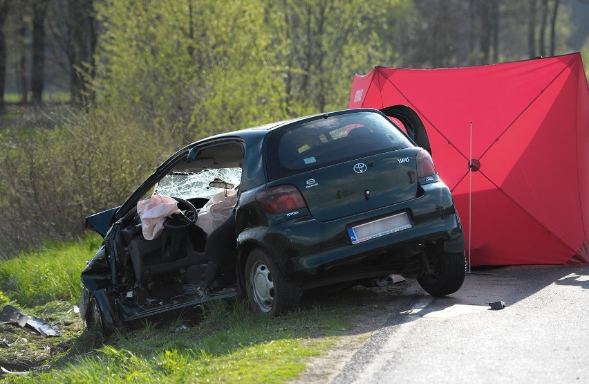 Zderzyły się tam trzy samochody osobowe: toyota yaris, opel...