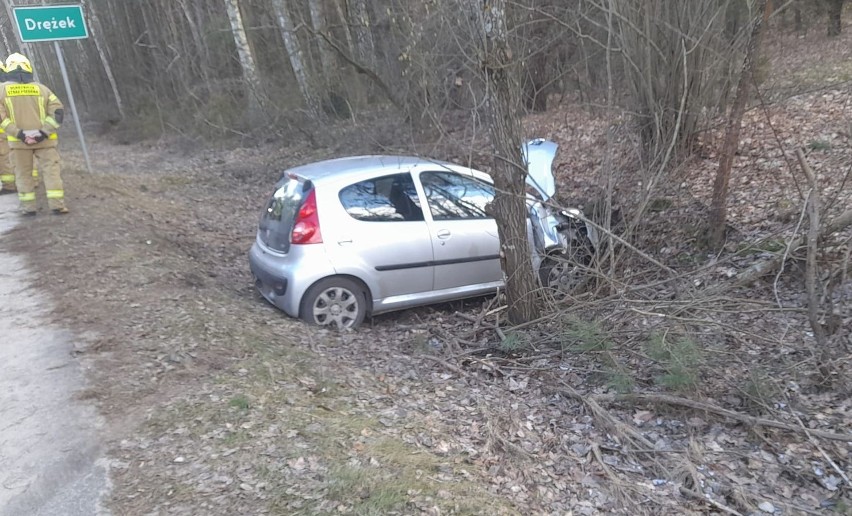 Wypadek w Drężku w gminie Myszyniec. Auto wjechało do rowu. 27.02.2023. Zdjęcia