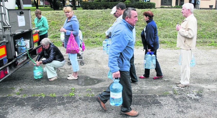 Nieraz trzeba odstać swoje w kolejce do kurka z wodą