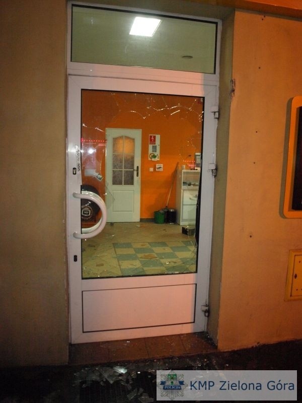 47-latek włamał się do salony sprzedaży telewizji satelitarnej  w Sulechowie.